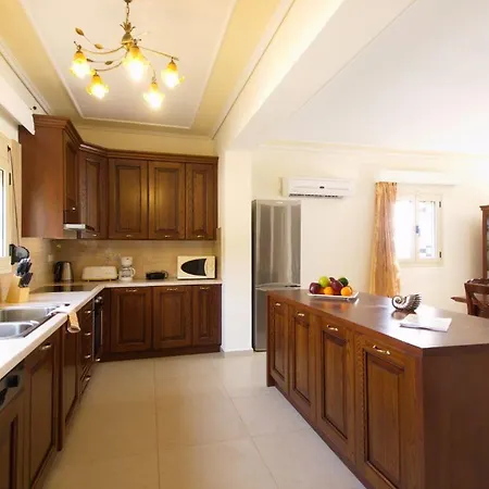 فيلة Sleeps 6 Touliata