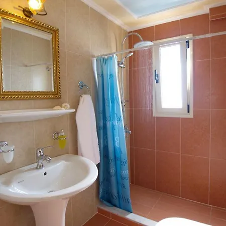 Villa Sleeps 6 *